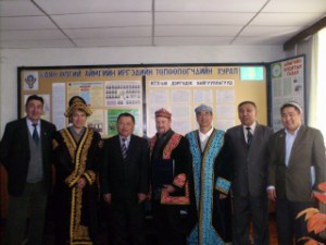 バヤン・ウルギ県県庁の方々とカザフスタンの民族衣装を着て記念撮影