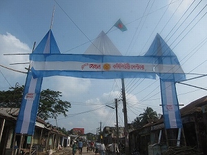 通りに設置された「アルゼンチンの門」。上にバングラデシュ国旗も。