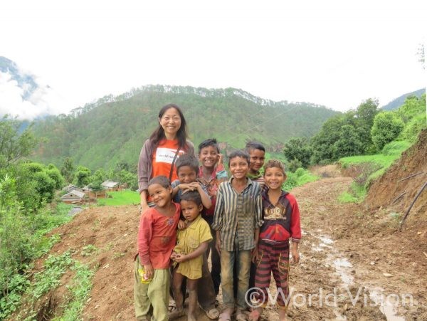ネパールの子どもたちと筆者
