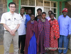 ケニアの支援地の人たちと筆者（左端）