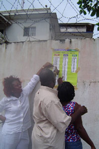モンロビア市内の投票所に掲示されていた候補者リストに見入る住人