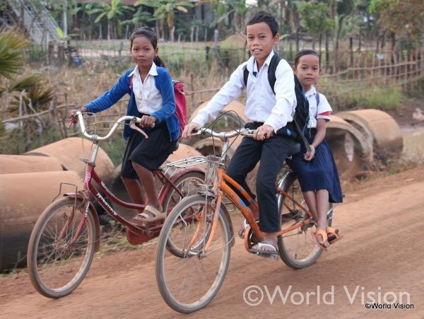 自転車で通学するカンボジアの子どもたち