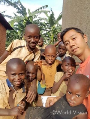 ルワンダの子どもたちと望月スタッフ