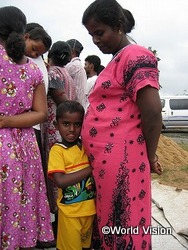 スリランカの男の子とお母さん