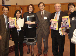 WVJは、JNNE(教育協力NGOネットワーク)のメンバーとして積極的な活動を行っています。 写真は、JNNEがJICA（国際協力機構）とともに2007年2月に開催した、「EFA（Education for All: 万人のための教育）グローバルモニタリングレポート」日本語版の発行を記念したセミナーにて。WVJの片山事務局長（右から3番目）はJNNE代表として閉会挨拶を務めました。