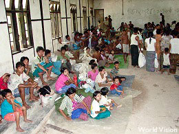 ミャンマー・サイクロンに被災し、避難所にきた人々