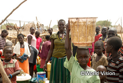 水を運ぶ南スーダンの子ども