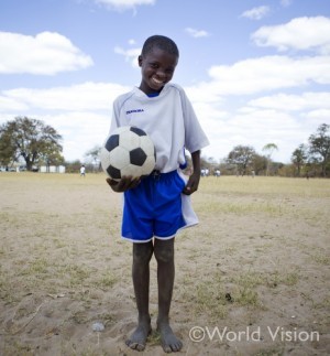 ワールドビジョンの支援で開催されたサッカー大会で優勝しユニフォームを獲得した男の子