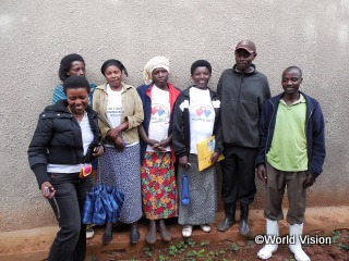 地域の保健員の方々とワールド・ビジョン・ルワンダのスタッフ（左端）