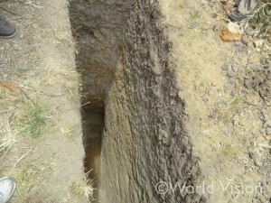 トイレ建設のため地中に掘った穴（ケニア