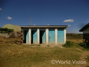 支援地内の小学校のトイレ（ケニア）
