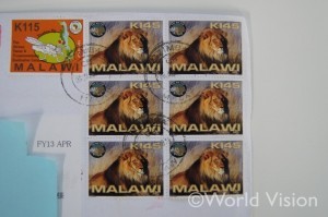 アフリカ　マラウイの切手　ライオンと左側はツェツェ蠅による感染症撲滅キャンペーンの切手