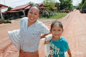 カンボジアの母娘