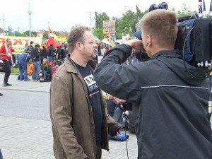 ドイツのテレビのインタビューを受けるWVドイツスタッフ